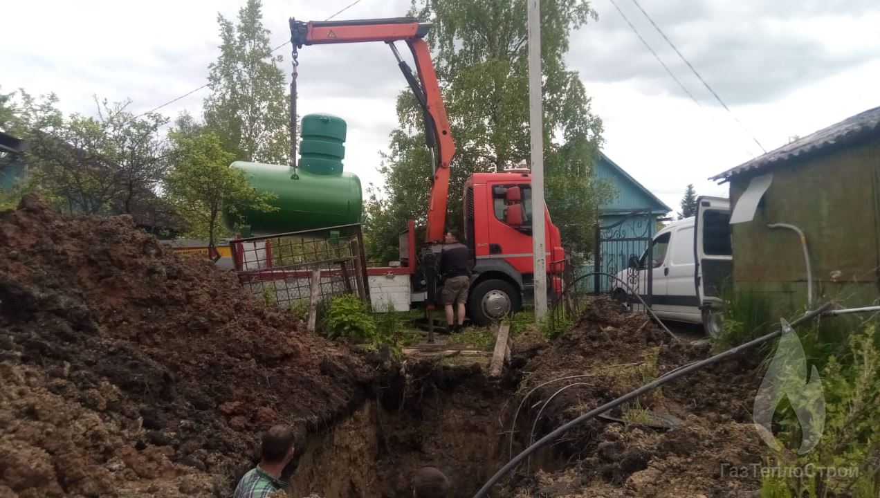 Подъемный кран монтирует газгольдер монтажную яму